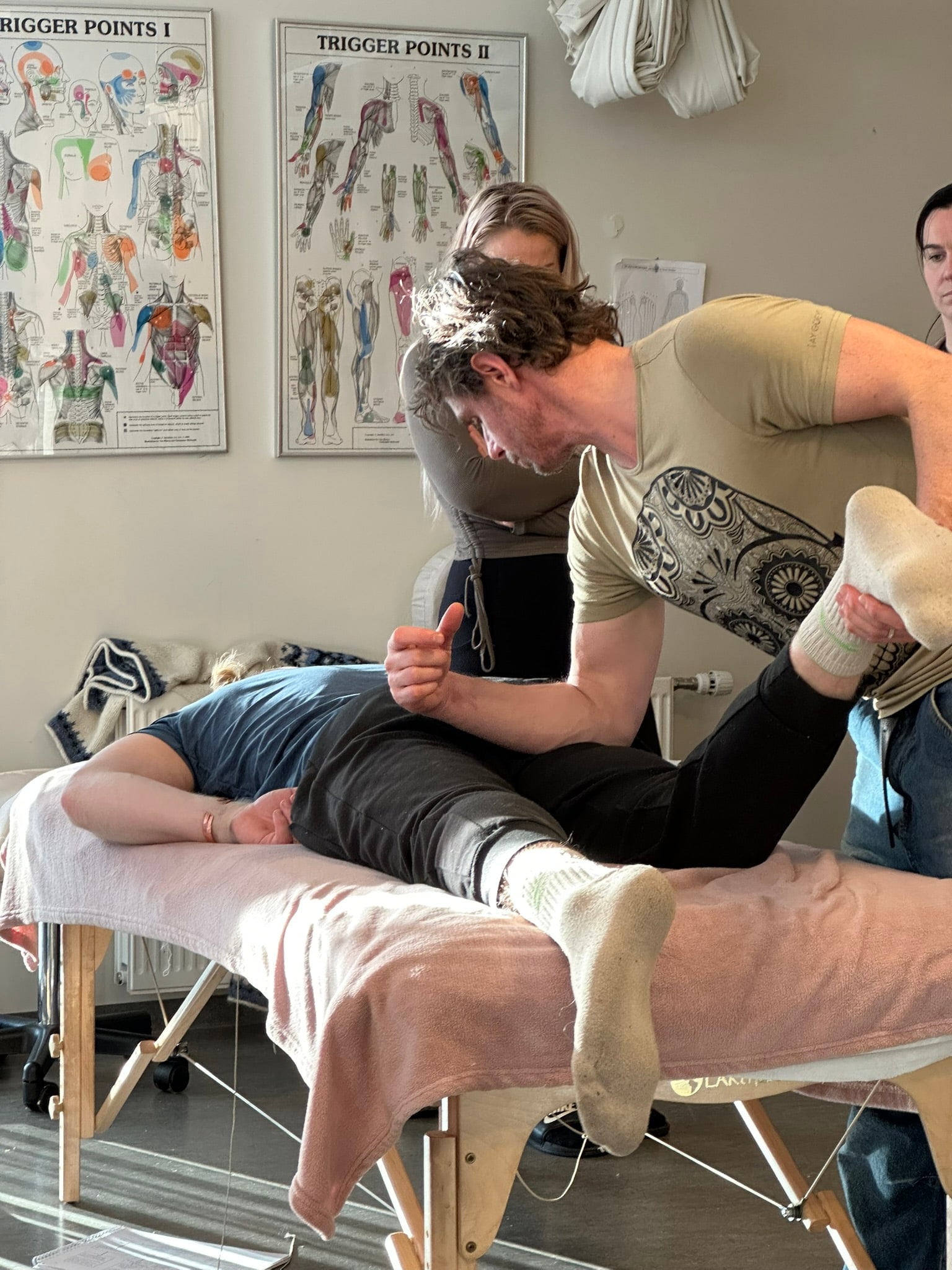Verkleg sýnikennsla í líkamsvinnu — leiðbeinandi sýnir tækni meðan þátttakandi fylgist með